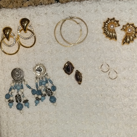 Jewelry - BUNDLED ladies pierced earrings.